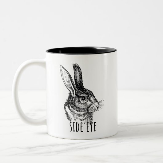 Side Eye Funny Bunny Zweifarbige Tasse (Links)