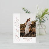 Side Script Minimalistisch Modernes Foto Hochzeit Folie Einladungspostkarte (Stehend vorne)