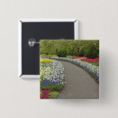 Sidewalk durch Tulpen und daffodils, 2 Button (Vorne & Hinten)