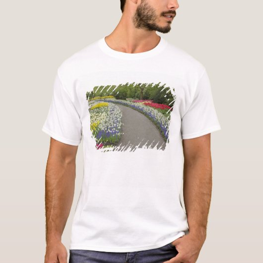 Sidewalk durch Tulpen und daffodils, 2 T-Shirt (Vorderseite)