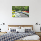 Sidewalk durch Tulpen und Narzissen, Leinwanddruck (Insitu (Schlafzimmer))
