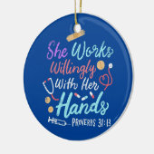 Sie arbeitet bereitwillig mit ihren Handsprichwört Keramik Ornament (Links)