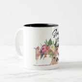 Sie arbeitet bereitwillig mit ihrer Hand-/Näharbei Zweifarbige Tasse (Vorderseite Links)