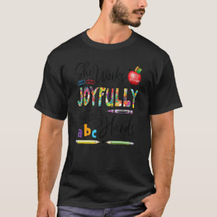 Sie arbeitet freudig mit ihren Händen Sped-Lehreri T-Shirt