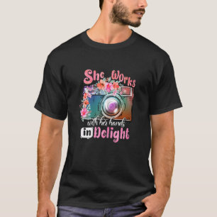 Sie arbeitet mit ihren Händen in einem aufregenden T-Shirt