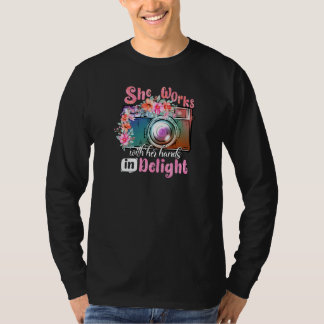 Sie arbeitet mit ihren Händen voller Freude Mama F T-Shirt
