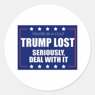 Sie befinden sich in einem Kult, den Trump ernstha Runder Aufkleber