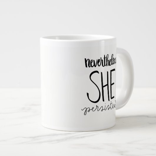 Sie behielt die Jumbo-Tasse bei (Vorderseite Rechts)