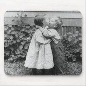 Sie bekommt den Penny, er bekommt den Kuss Mousepad (Vorne)