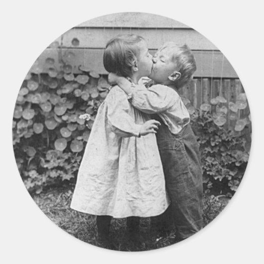 Sie bekommt den Penny, er bekommt den Kuss Runder Aufkleber (Vorderseite)
