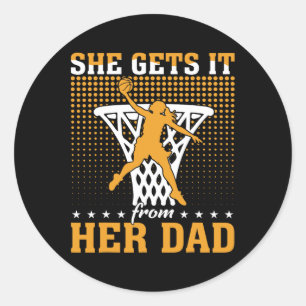 Sie bekommt es von ihrem Vater Basketball Girl Bas Runder Aufkleber