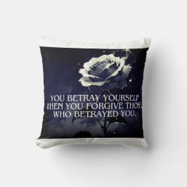 "Sie beten sich selbst - Dunkle Rose Zitat über Ve Kissen