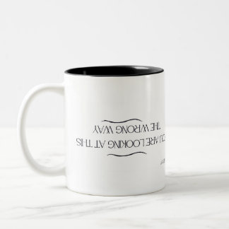 Sie betrachten das auf die falsche Art und Weise T Zweifarbige Tasse
