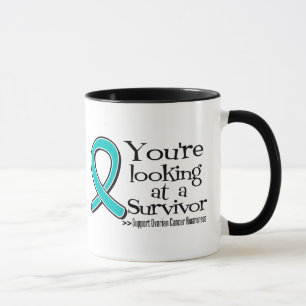 Sie betrachten einen Eierstockkrebs-Überlebenden Tasse