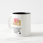 Sie betrachtet ein Feld und kauft es. (Sprichwörte Zweifarbige Tasse (Vorderseite Links)