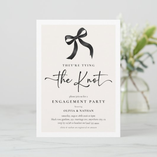 Sie binden die Knot Black Bow Engagement Party Einladung (Stehend Vorderseite)