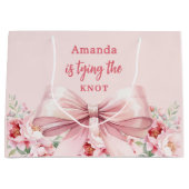 Sie bindet das blühende Brautparty am Knoten Große Geschenktüte (Vorderseite)