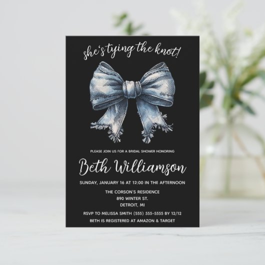 Sie bindet das Brautparty "Denim Coquette" Einladung (Stehend Vorderseite)