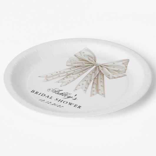 Sie bindet das Brautparty der Perlhühner Pappteller (Schrägansicht)