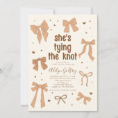 Sie bindet das Brautparty des Knot-Beige-Bows Einladung (Vorderseite)
