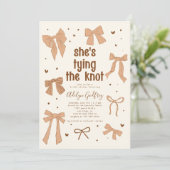 Sie bindet das Brautparty des Knot-Beige-Bows Einladung (Stehend Vorderseite)