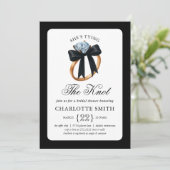 Sie bindet das Brautparty des Knot-Black-Bow-Ringe Einladung (Stehend Vorderseite)