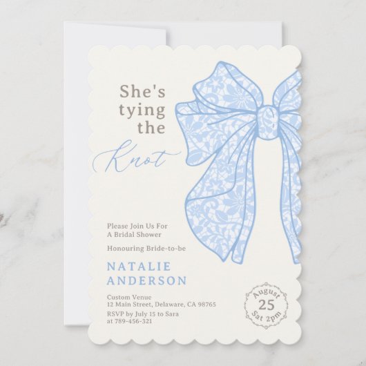 Sie bindet das Brautparty des Knot Blue Lace Bow Einladung (Vorderseite)