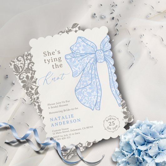Sie bindet das Brautparty des Knot Blue Lace Bow Einladung