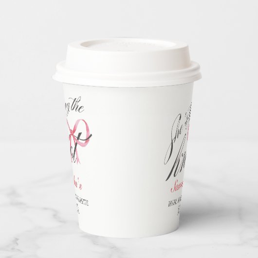 Sie bindet das Brautparty des Knot-Bow-Coquette Pappbecher (Links)