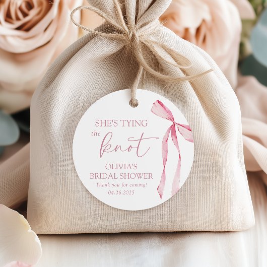 Sie bindet das Brautparty des "Knot Coquette Bow" Geschenkanhänger