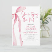 Sie bindet das Brautparty des Knot-Pink-Bows Einladung (Stehend Vorderseite)