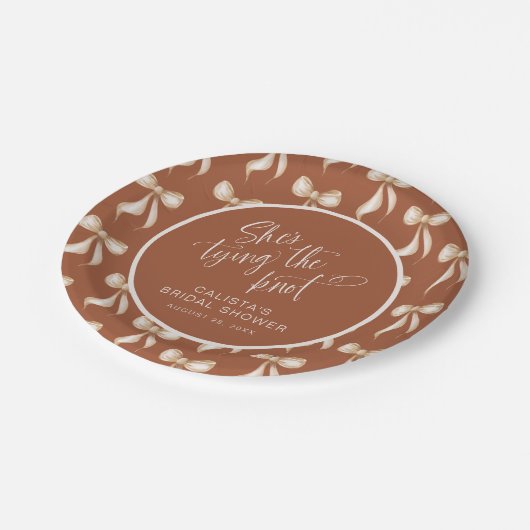 Sie bindet das Brautparty des Knot Terracotta Bow Pappteller (Schrägansicht)