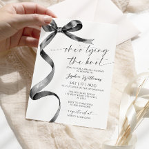 Sie bindet das Brautparty des Knotens Black Bow