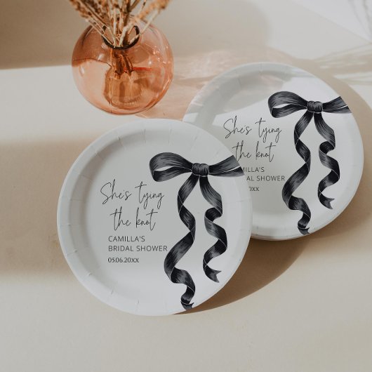 Sie bindet das Brautparty des Knotens Black Bow Pappteller