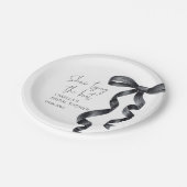 Sie bindet das Brautparty des Knotens Black Bow Pappteller (Schrägansicht)