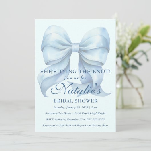 Sie bindet das Brautparty des Knotens Blue Bow Einladung (Stehend Vorderseite)