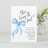 Sie bindet das Brautparty des Knotens Blue Bow Rib Einladung (Stehend Vorderseite)