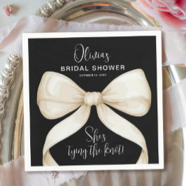 Sie bindet das Brautparty des Knotens Bow Serviette