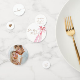 Sie bindet das Brautparty des Knotens Konfetti