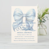 Sie bindet das Brautparty des Knotens Light Blue B Einladung (Stehend Vorderseite)