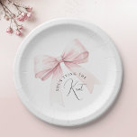 Sie bindet das Brautparty des Knotens Pappteller<br><div class="desc">Die "She's Tying the Knot Brautparty Paper Teller" sind ein wunderschön gestaltetes Accessoire, das die Spannung und Freude des besonderen Anlasses perfekt verkörpert. Diese Teller verbinden moderne Eleganz mit zeitloser Romantik und verstärken das Ambiente der Feier. Im Zentrum des Designs steht ein romantischer Bogen, der das Thema "Sie bindet den...</div>