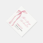 Sie bindet das Brautparty des Knotens Serviette (Ecke)