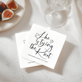 Sie bindet das Brautparty des Knotens Serviette