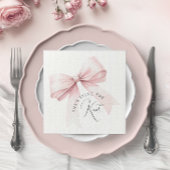 Sie bindet das Brautparty des Knotens Serviette