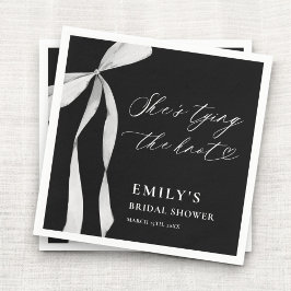 Sie bindet das Brautparty des Knotens Serviette