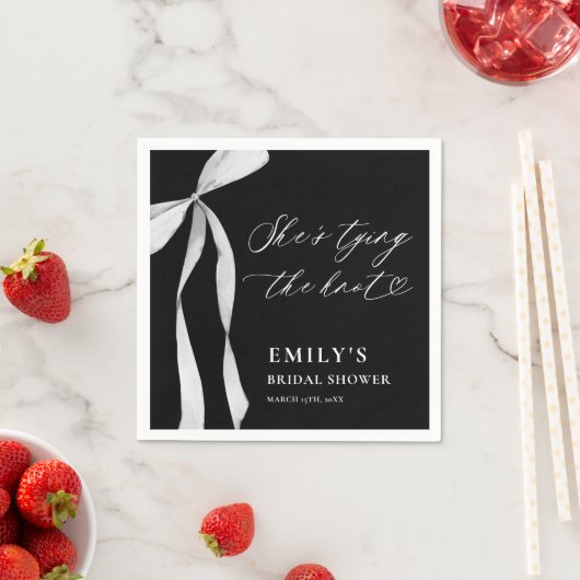 Sie bindet das Brautparty des Knotens Serviette (Beispiel)