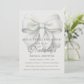 Sie bindet das Brautparty des weißen Bowes. Einladung (Stehend Vorderseite)