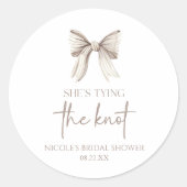 Sie bindet das Brautparty des weißen Bowes. Runder Aufkleber (Vorderseite)