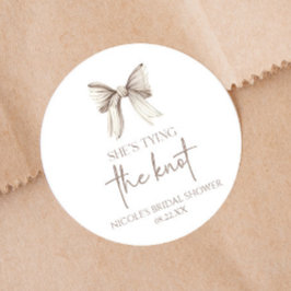 Sie bindet das Brautparty des weißen Bowes. Runder Aufkleber