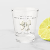 Sie bindet das Brautparty des weißen Bowes. Schnapsglas (Vorderseite)